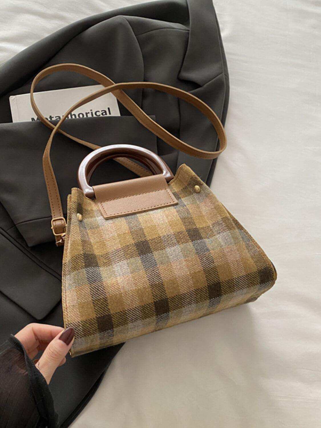 Contrast Plaid Trapezoid Shape Crossbody BagThis statement-making Contrast Plaid Crossbody Bag combines style and functionality. Made of durable PU leather and polyester, it's perfect for everyday use. Its medHandbagPlush Fashion ShopPlush Fashion ShopContrast Plaid Trapezoid Shape Crossbody Bag