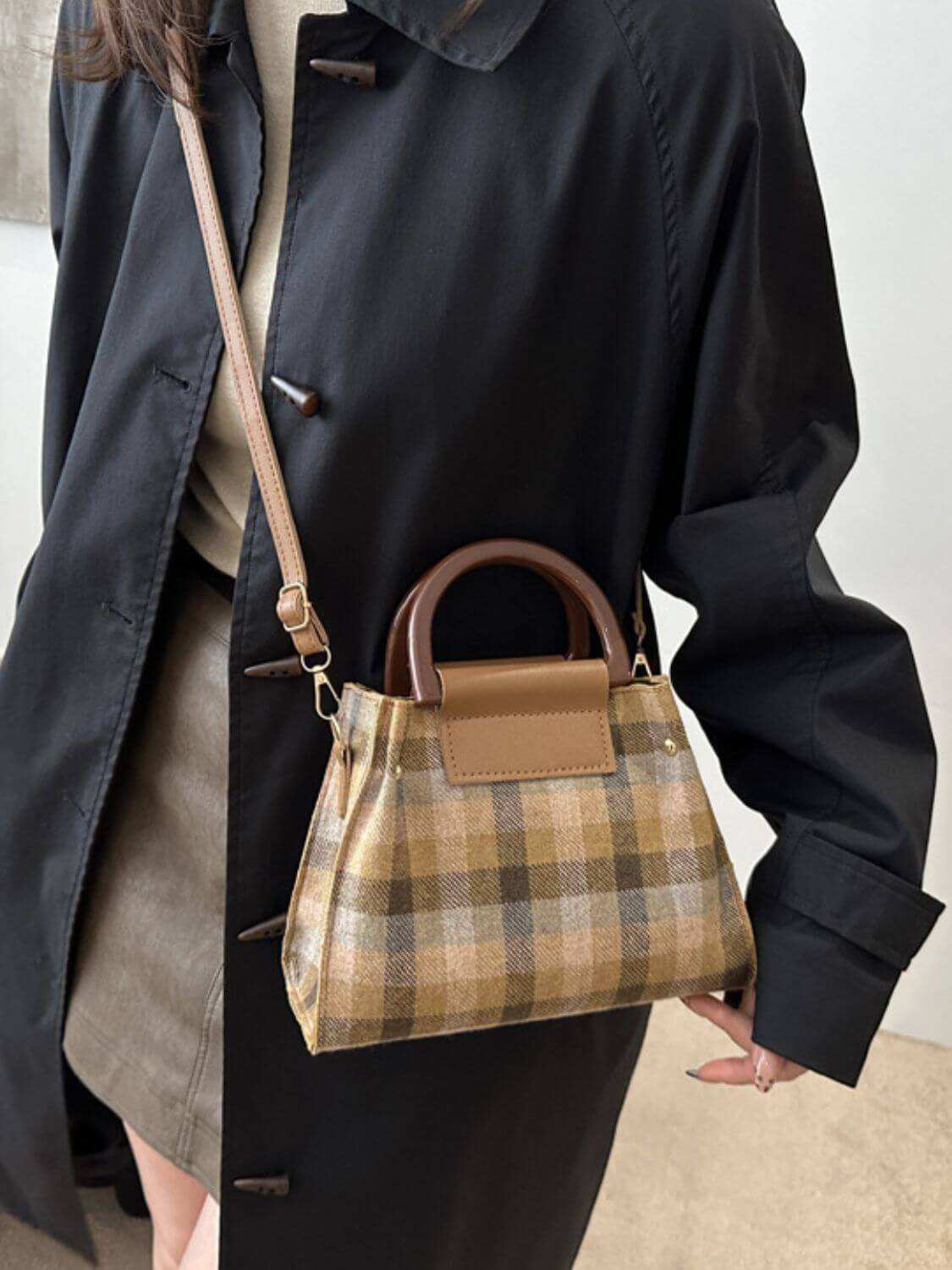 Contrast Plaid Trapezoid Shape Crossbody BagThis statement-making Contrast Plaid Crossbody Bag combines style and functionality. Made of durable PU leather and polyester, it's perfect for everyday use. Its medHandbagPlush Fashion ShopPlush Fashion ShopContrast Plaid Trapezoid Shape Crossbody Bag