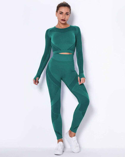 Seamless knitted absorbent yoga suit with long sleeves in green, breathable and sleek design.