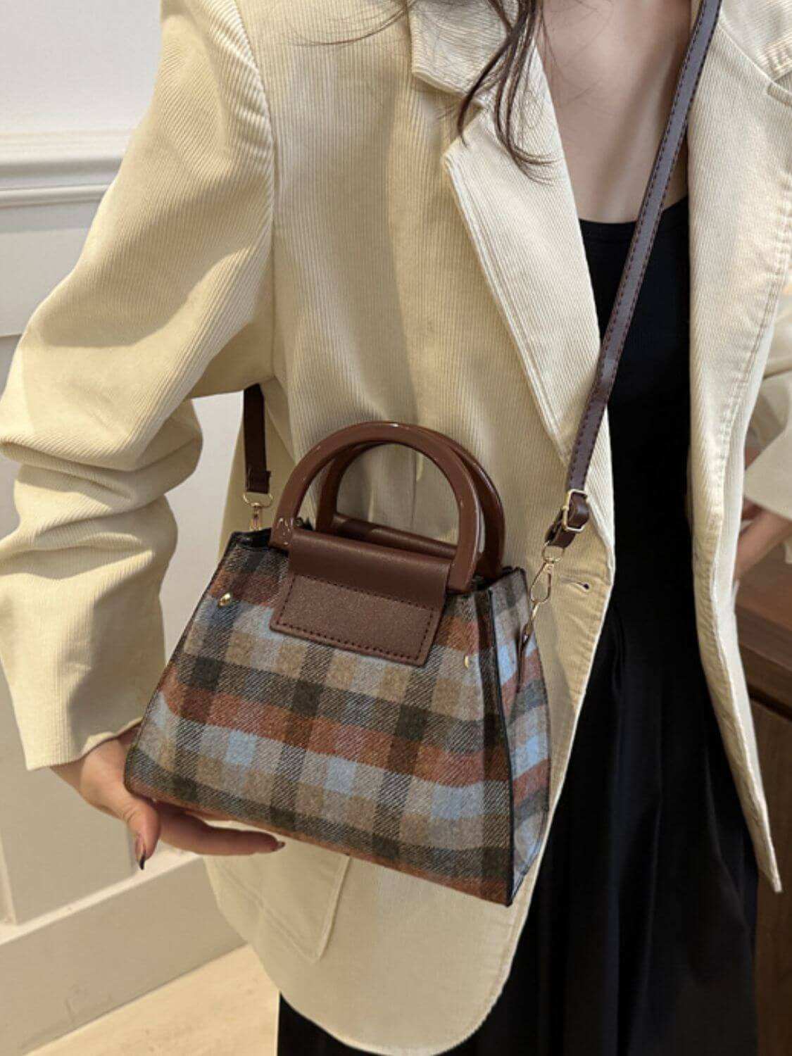 Contrast Plaid Trapezoid Shape Crossbody BagThis statement-making Contrast Plaid Crossbody Bag combines style and functionality. Made of durable PU leather and polyester, it's perfect for everyday use. Its medHandbagPlush Fashion ShopPlush Fashion ShopContrast Plaid Trapezoid Shape Crossbody Bag